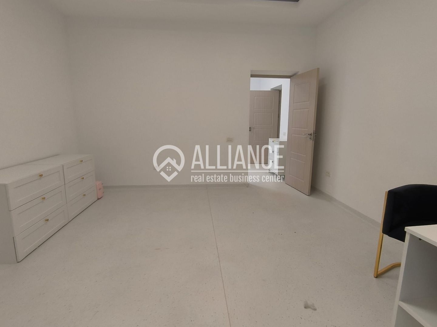 CAPITOL - Bdul Mamaia parter de vila stradal! - Poză 6