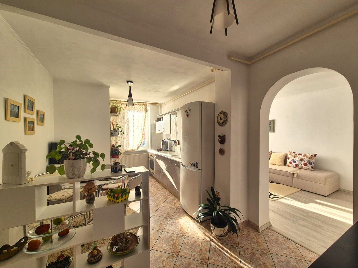 Ideal pentru un cuplu, apartament decomandat, însorit și foarte luminos. - Poză 1