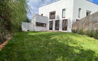 Apartament deosebit cu curte proprie si 2 locuri de parcare - Poză 1