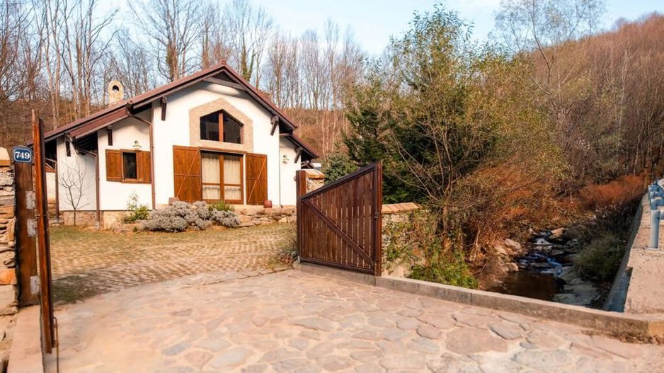 Investitie Valiug lacul Gozna Casa utilata 5 camere parau padure - Poză 2