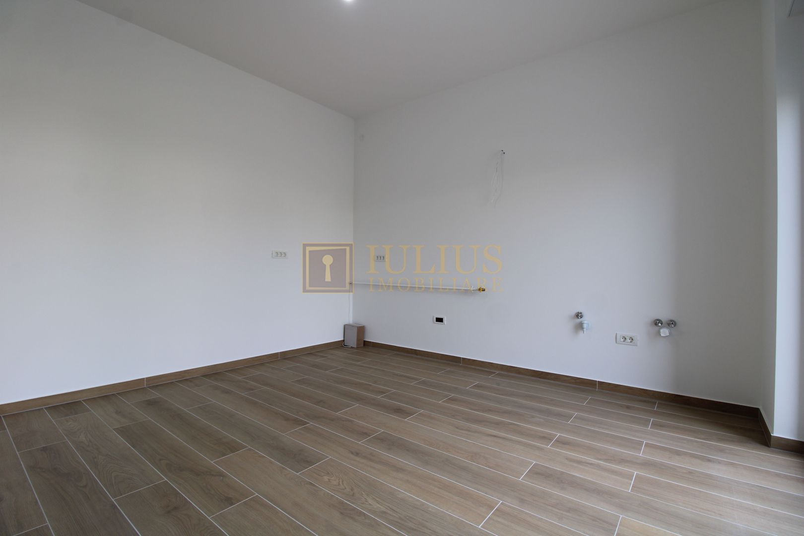 Casa zona Lunei, 5 camere + 3 bai, centrala proprie, rezidential sau birouri ! - Poză 14