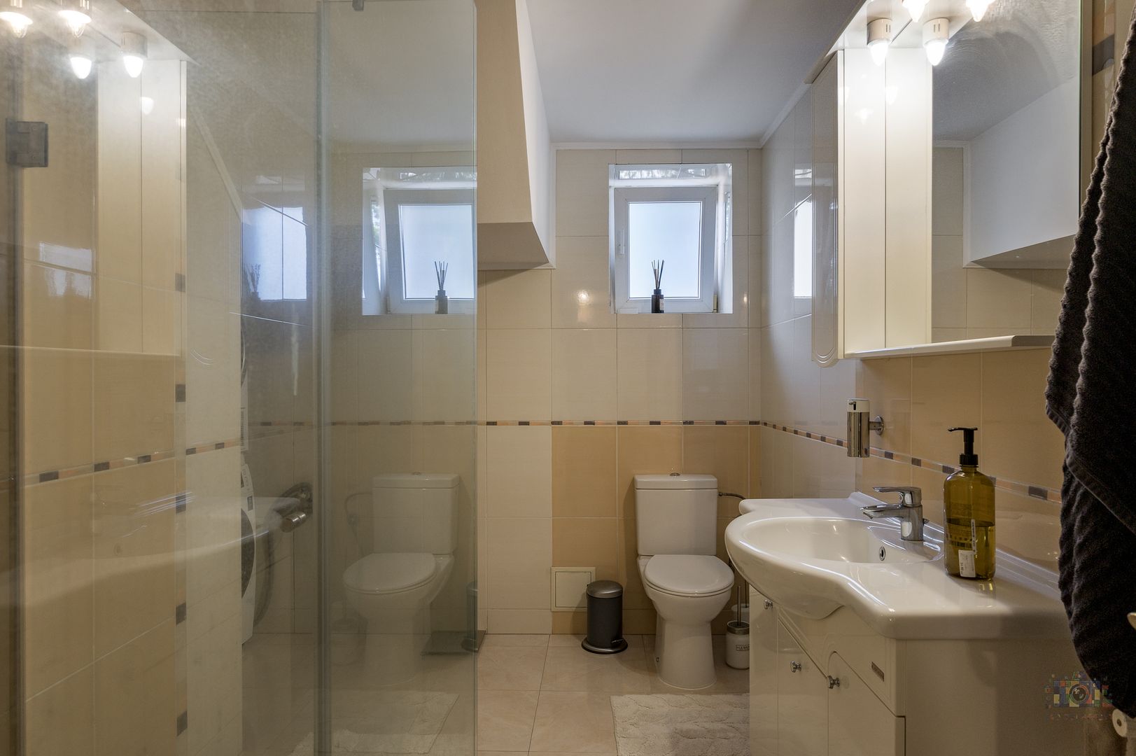 Vilă renovată P+1+M  | Foișor vitrat, grădină și jacuzzi - Poză 32