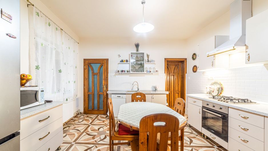 REZERVAT!  Preț fix redus!Casă multifamilială zona Pârneava - Poză 2