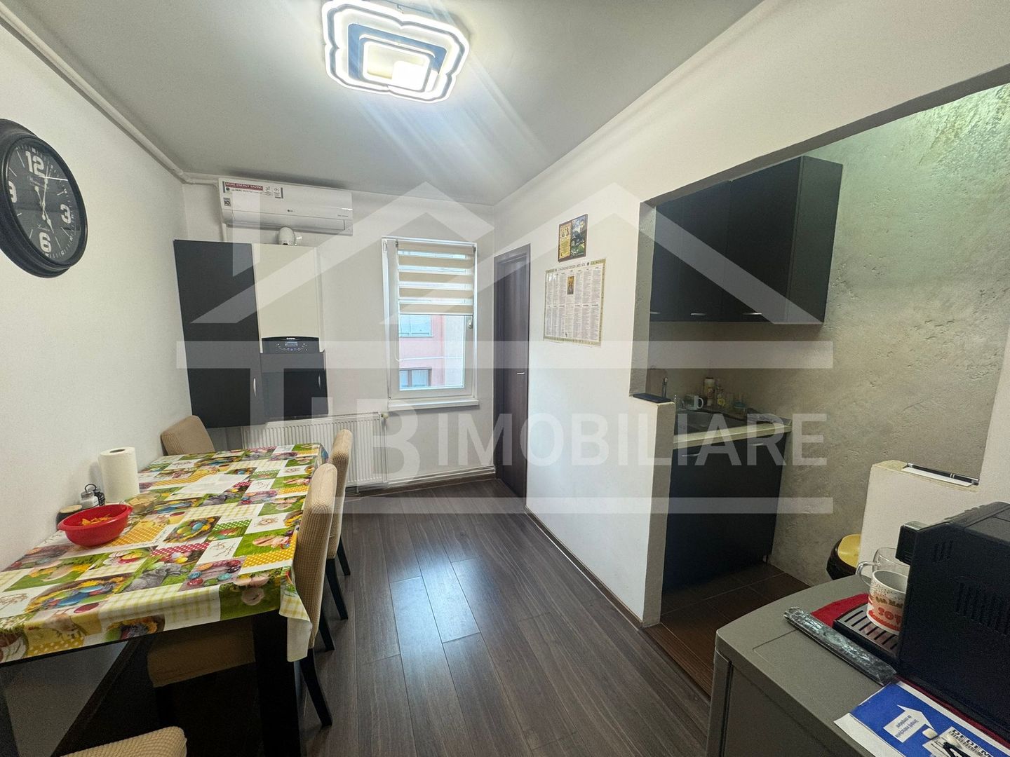 Apartament cu 3 camere, 70 mp, decomandat, garaj, Zona Fortuna - Poză 8