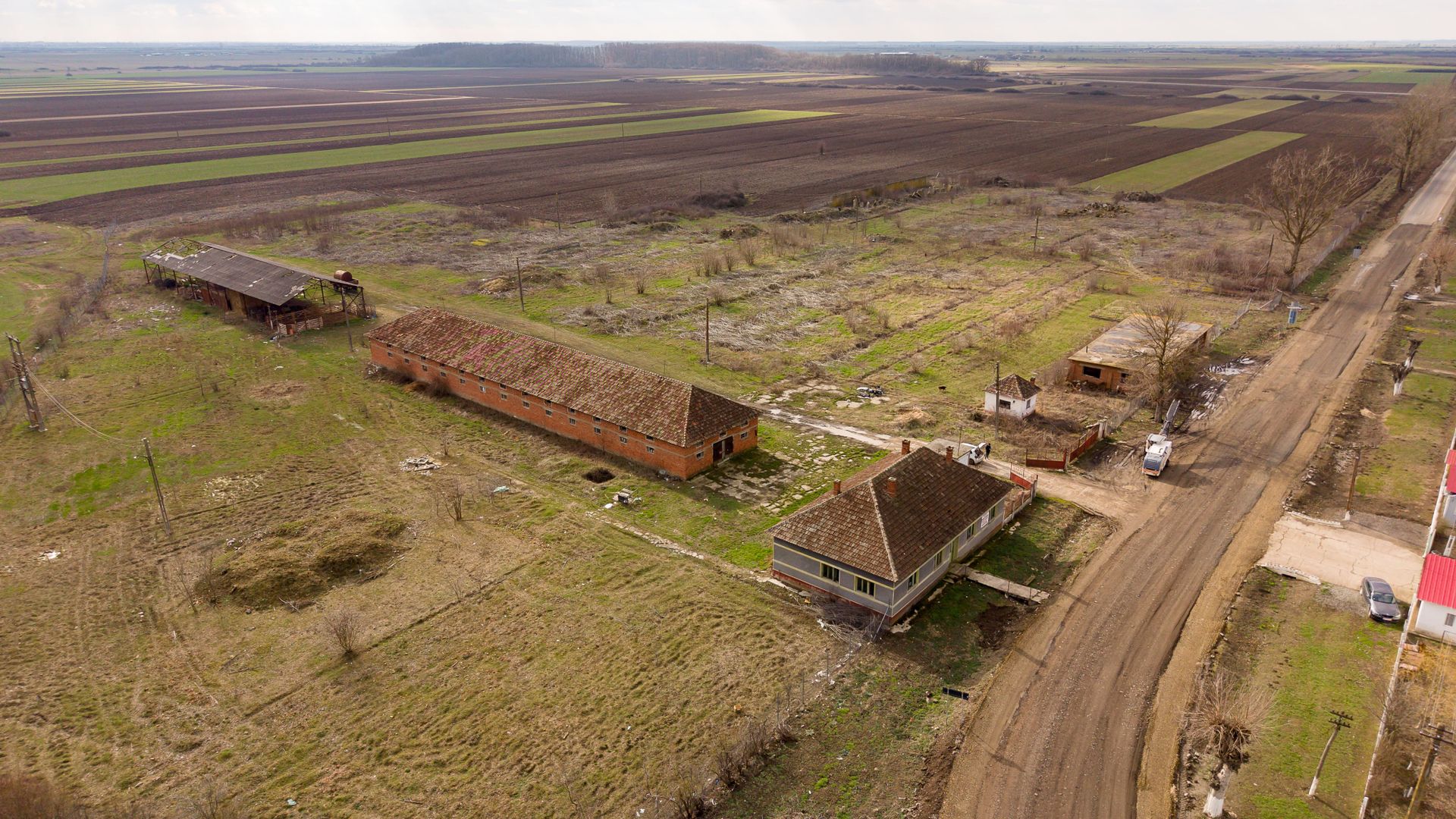 Fermă cu teren intravilan de 35000 mp în Mișca - Poză 1