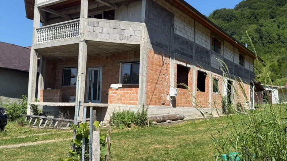 Vanzare casa cu 4 camere+anexe într-o zonă de poveste – Bezdead - Poză 1