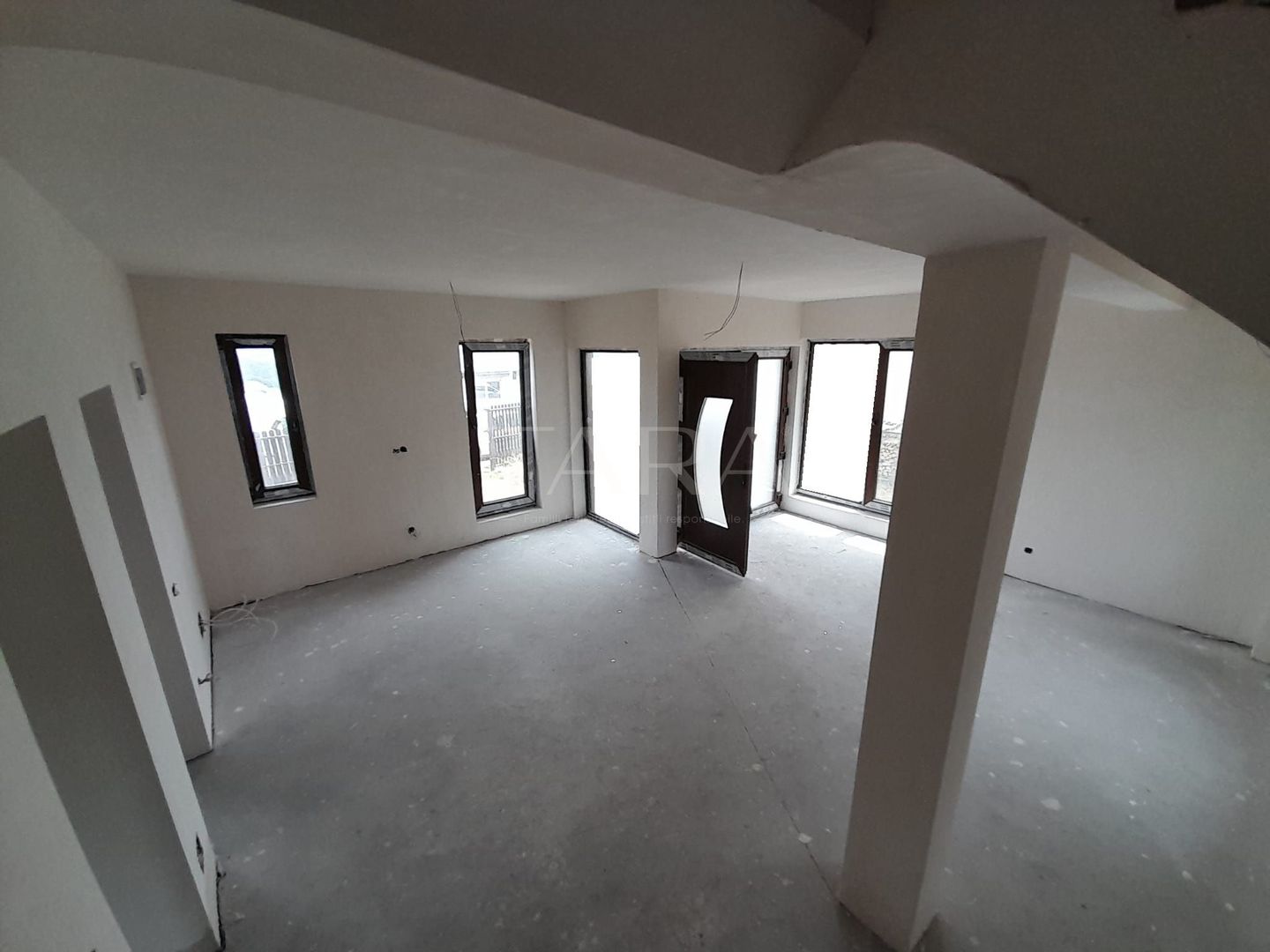 Casa individuala la intrare in Campenesti - Poză 3