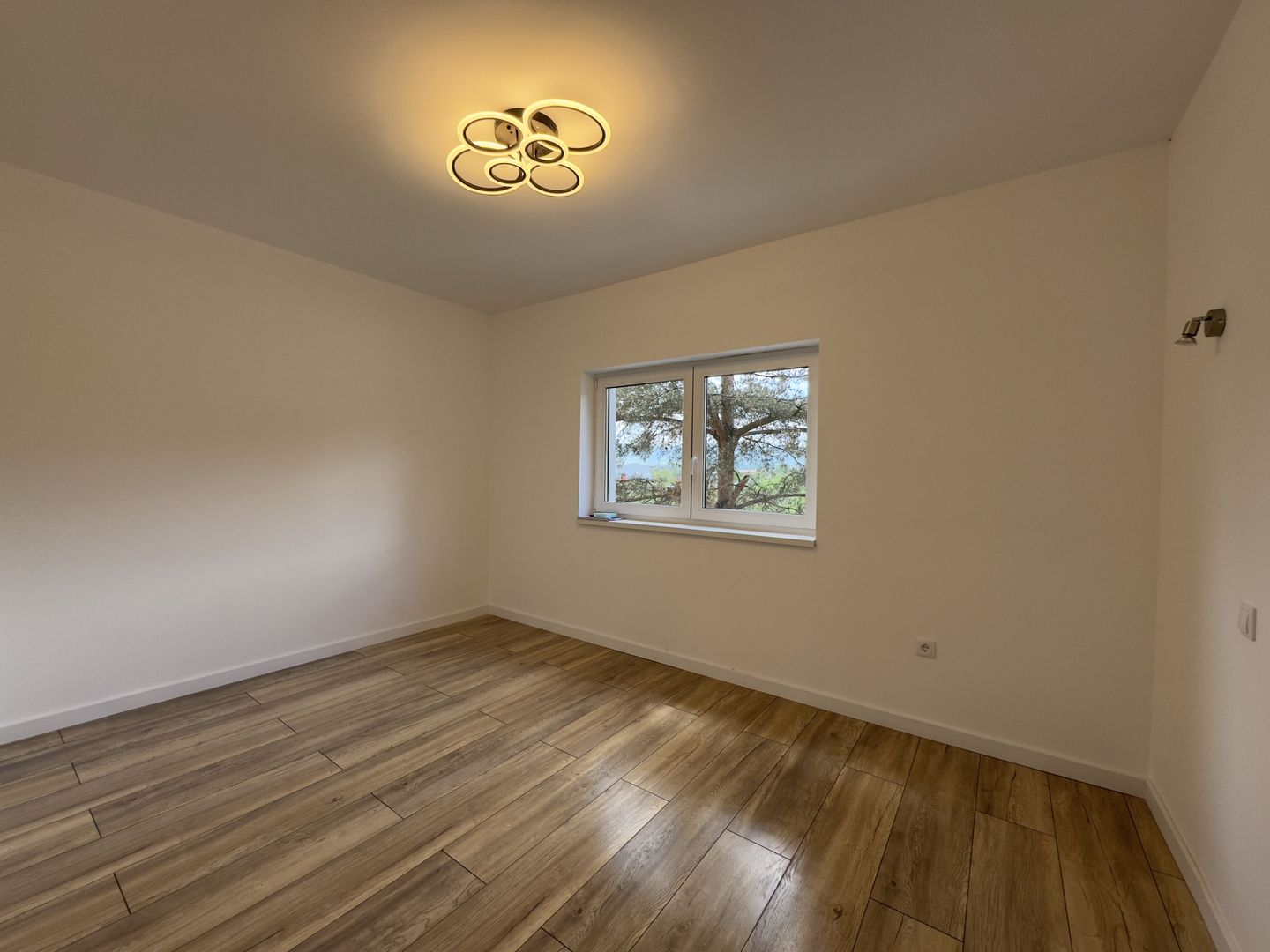 Apartament 3 camere cu balcon orientare SUD, finisat la cheie - Poză 3