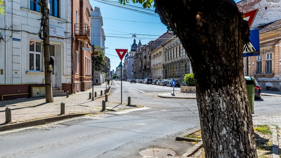Apartament cu 4 camere si terasa si curte proprie, langa primarie - Poză 10