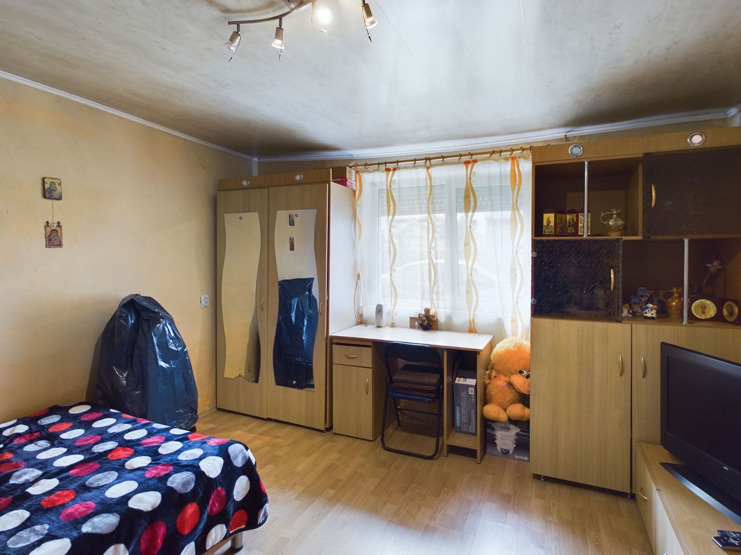 Casă cu 4 camere în Bujac. - Poză 6