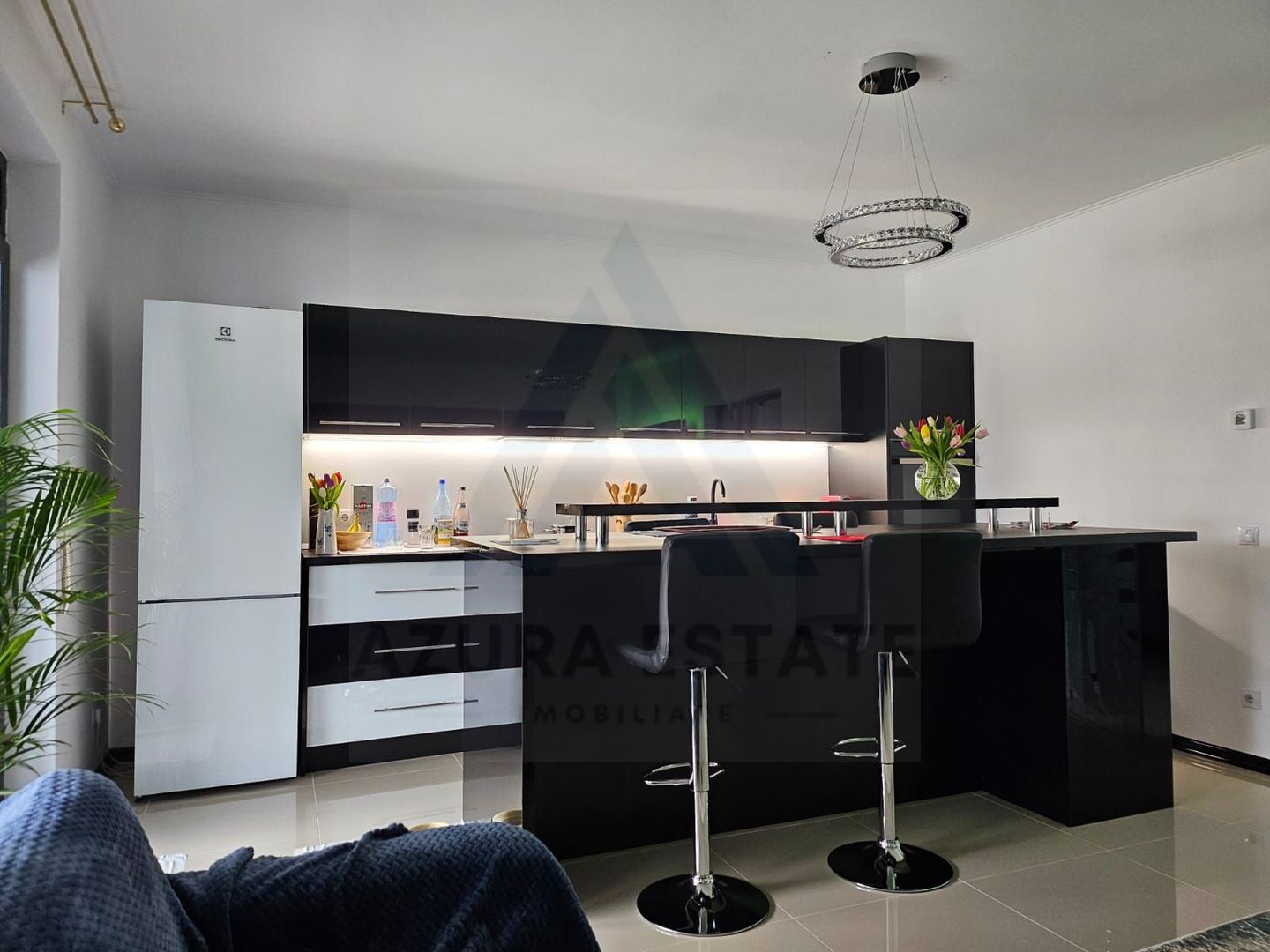 Casa moderna 4 camere 2 bai teren 500 mp terasa si pod in Selimbar - Poză 2