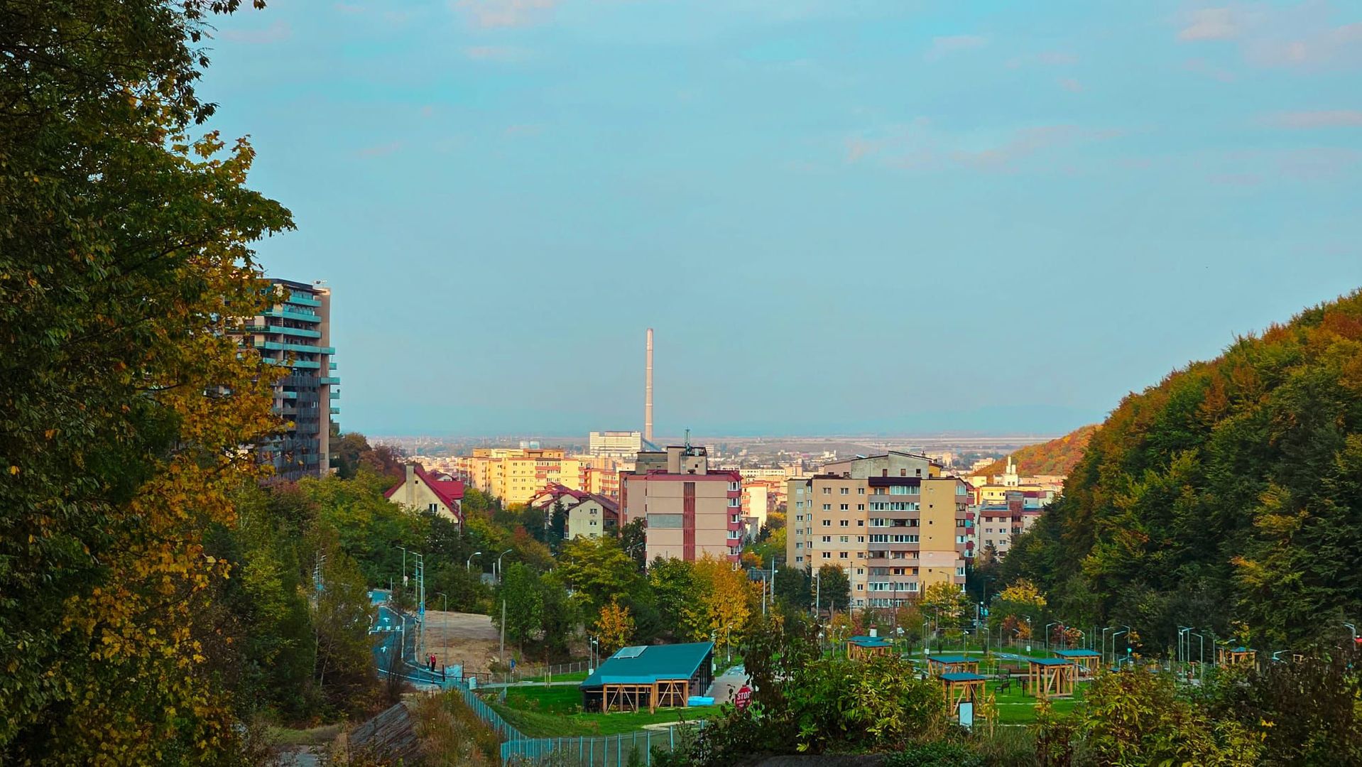La poalele Tâmpei,  având în apropiere parc, magazine, stație autobuz - Poză 9