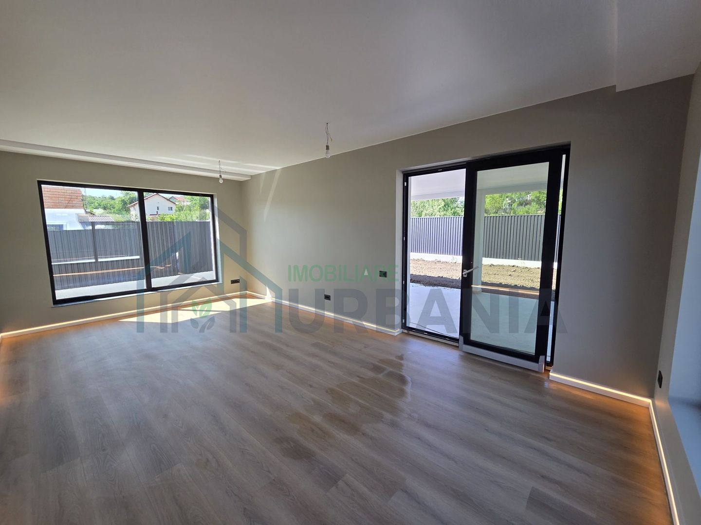 Casa Smart Panouri fotovoltaice Pompa caldura vata bazaltica 15 - Poză 1