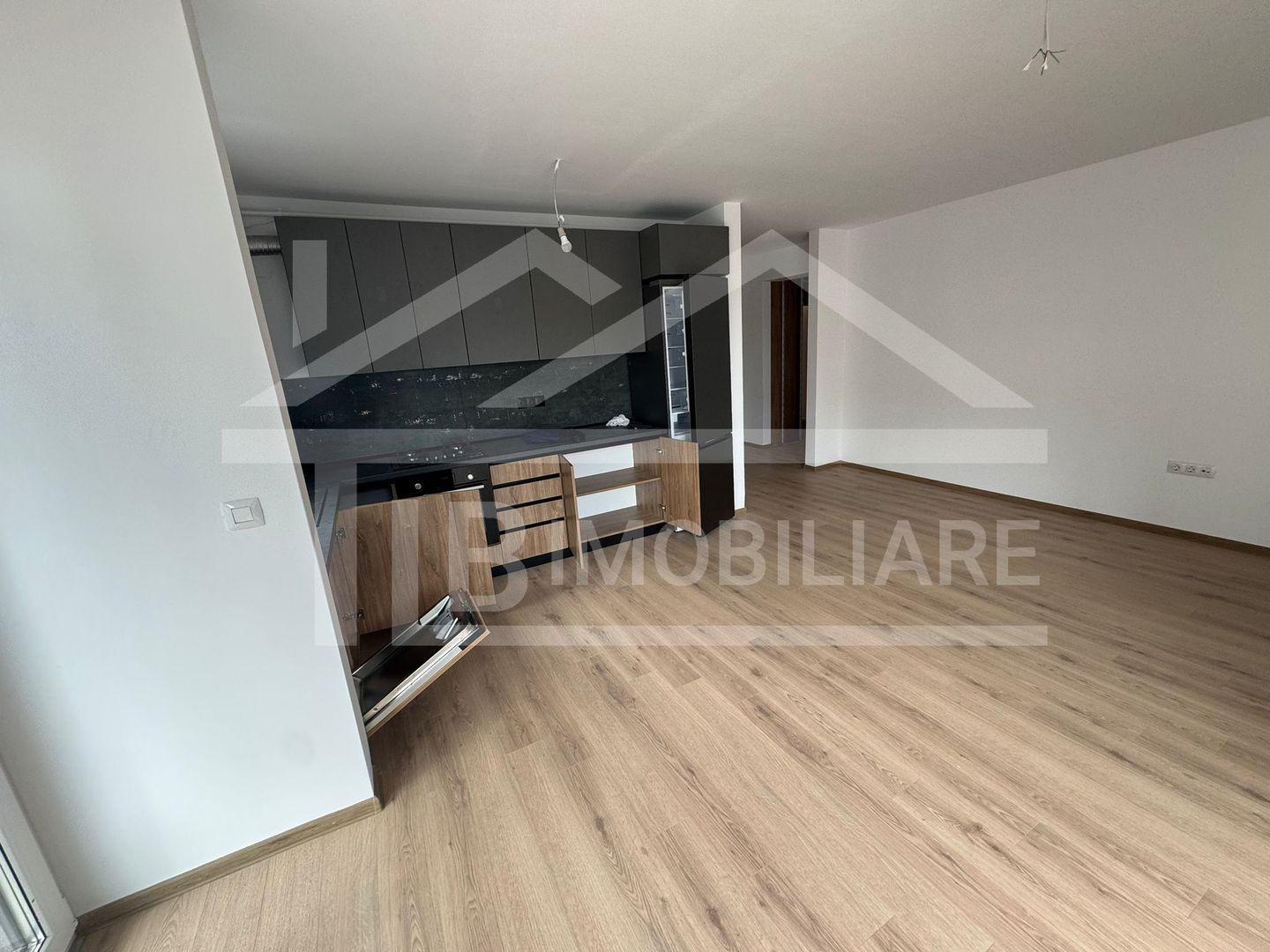 Apartament cu 3 camere, 80mp, parcare, boxa, Zona Maurer - Poză 2