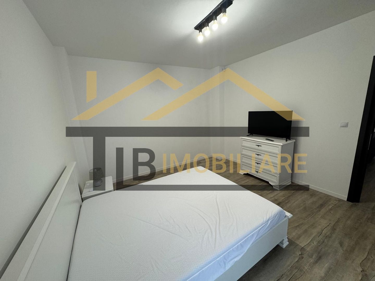Apartament de 2 camere, 78mp, parcare, zona strazii Revolutiei - Poză 4
