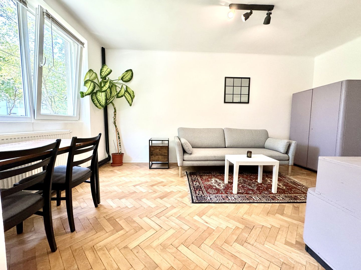 Apartament 2 camere, primitor, cu garaj, in zona Centrala-Universitate - Poză 1