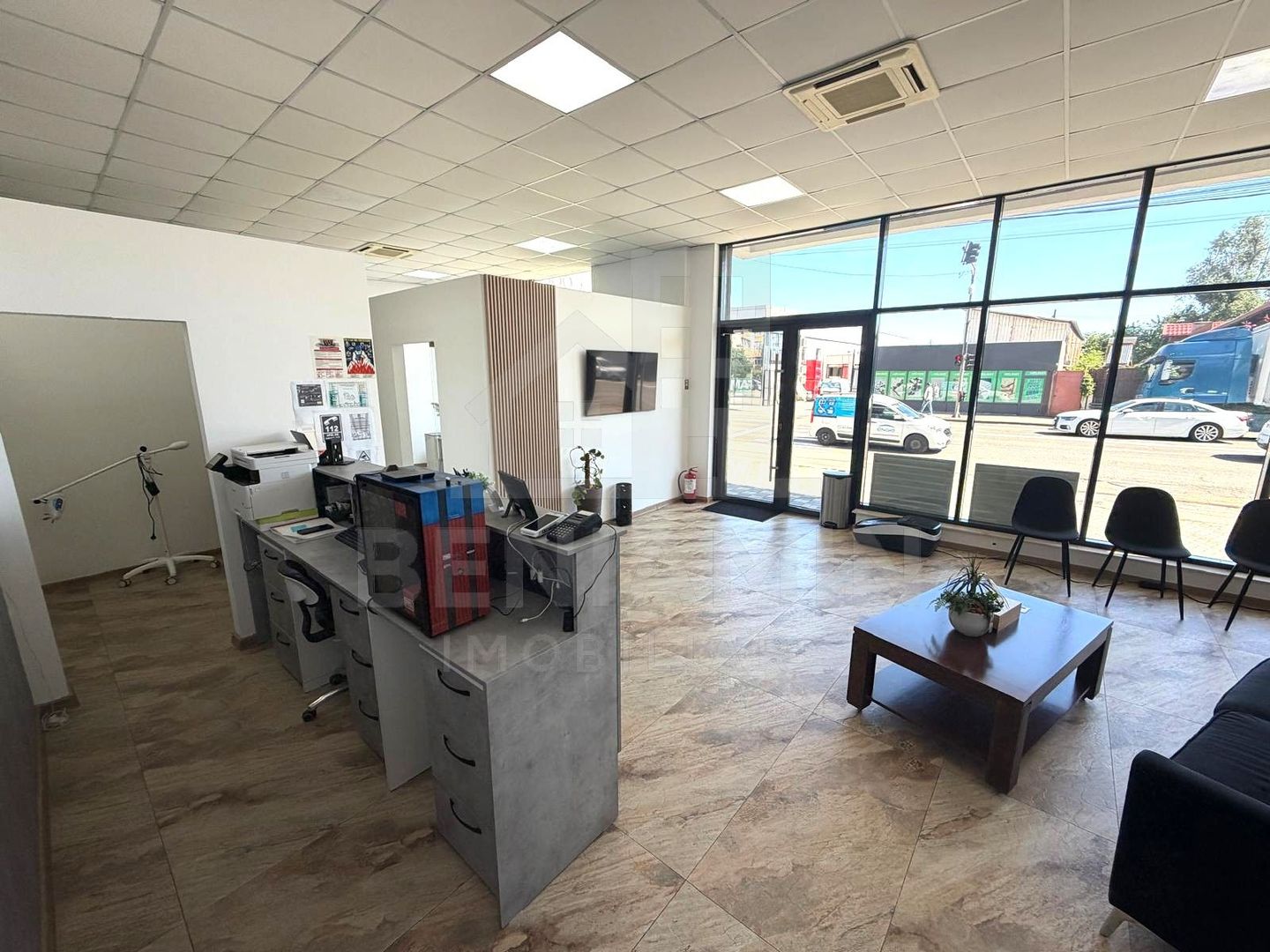 Spatiu comercial pe Bulevardul Decebal - Rovine - Helmat 100mp - Poză 1