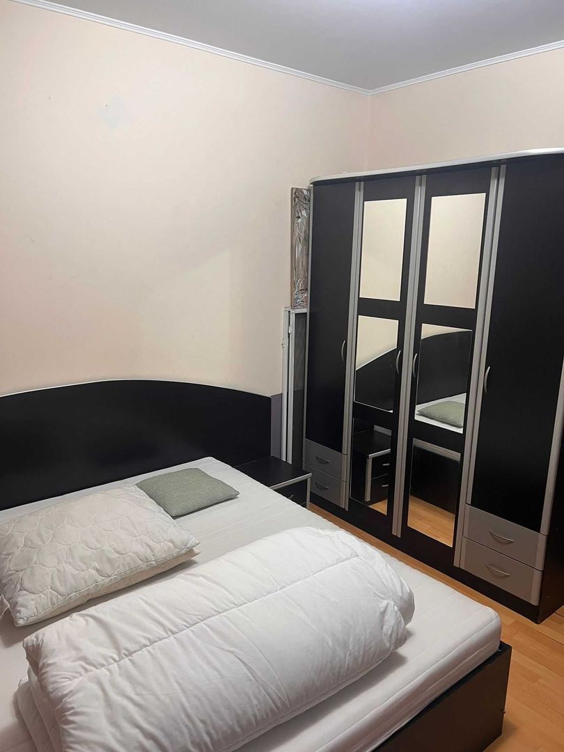 OFERTĂ! Apartament 2 camere mobilat, decomandat, balcon închis, lângă metrou - Poză 1