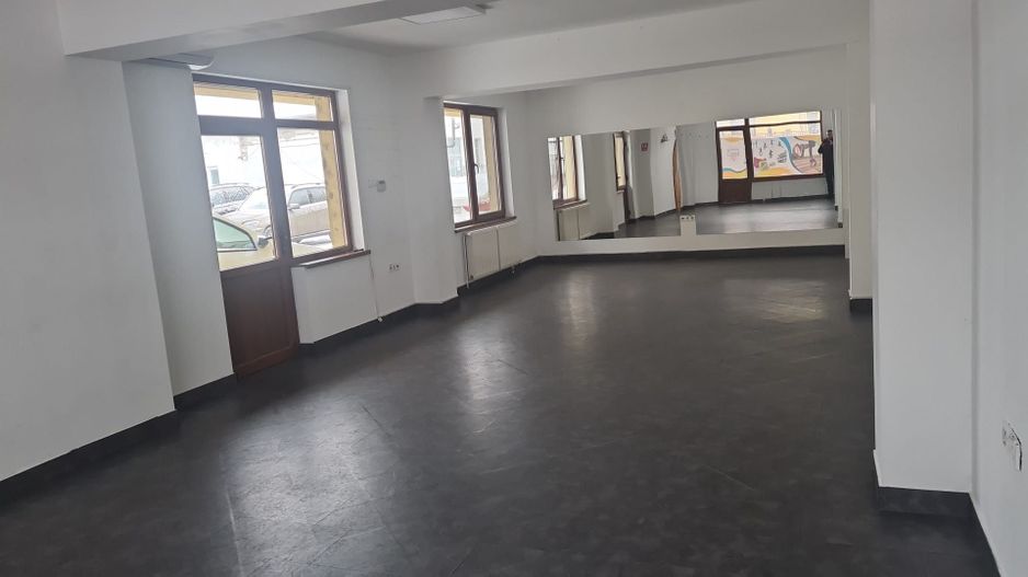 Spatiu comercial cu vitrină la strada si baie proprie - Poză 4