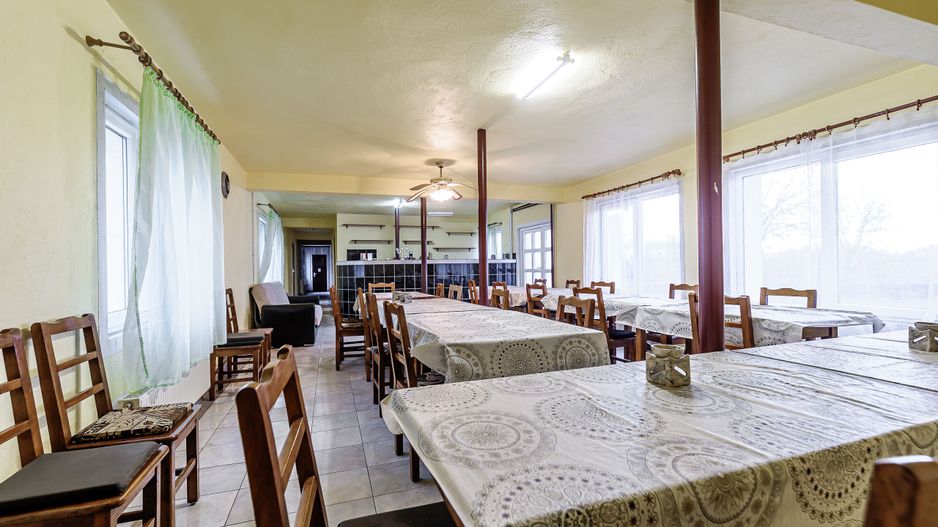 Clădire potrivită pentru proiecte educaționale sau de îngrijire - Poză 9