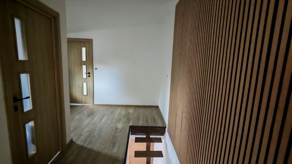 Corp de casa P+M 4 camere , ASTRA - Carpatilor -LIDL- ,curte comuna. - Poză 1