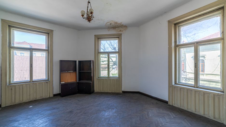 Apartament ultracentral cu potențial extraordinar - Poză 3