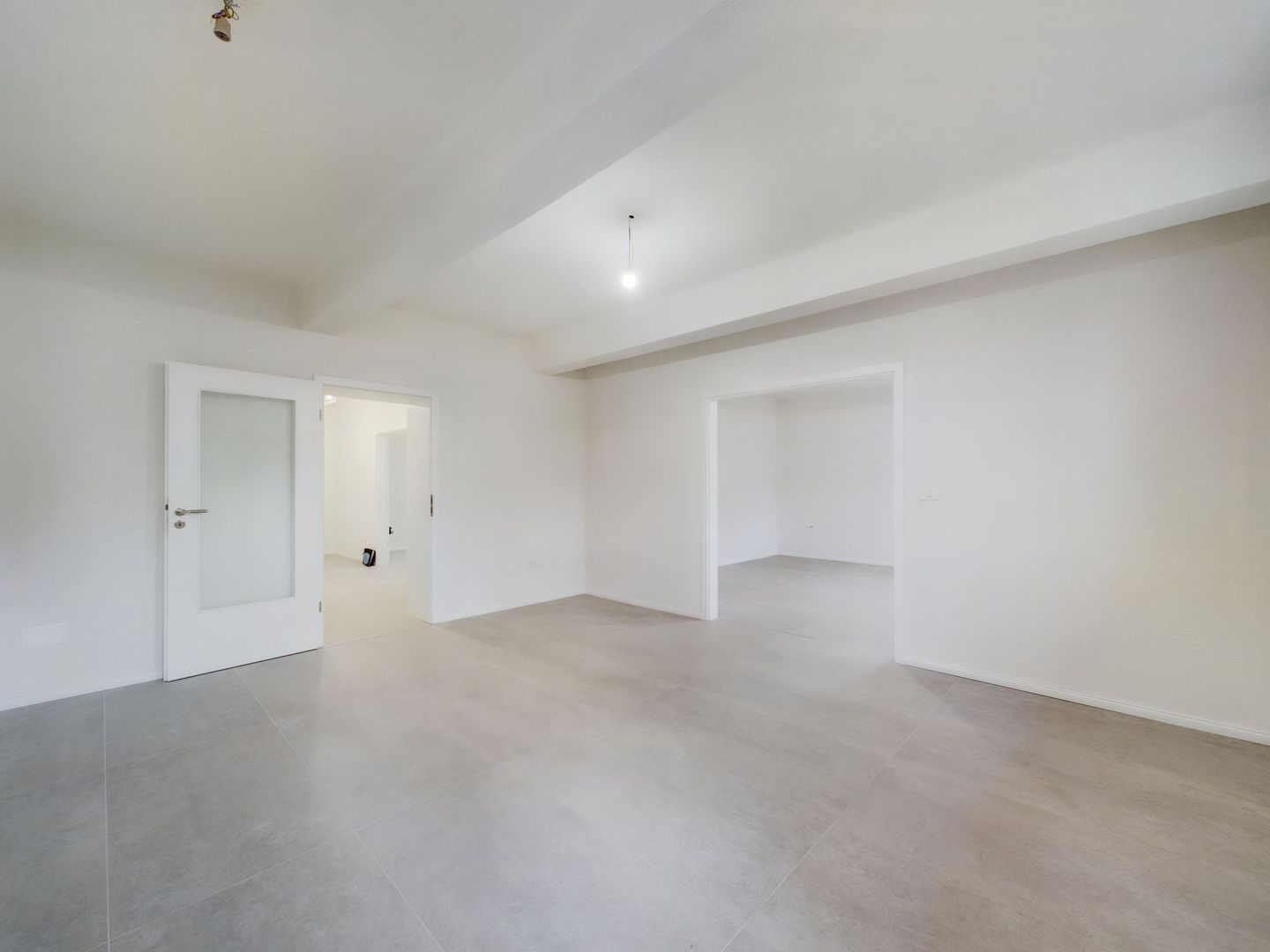 Apartament central 4 camere, foarte generos - Poză 1