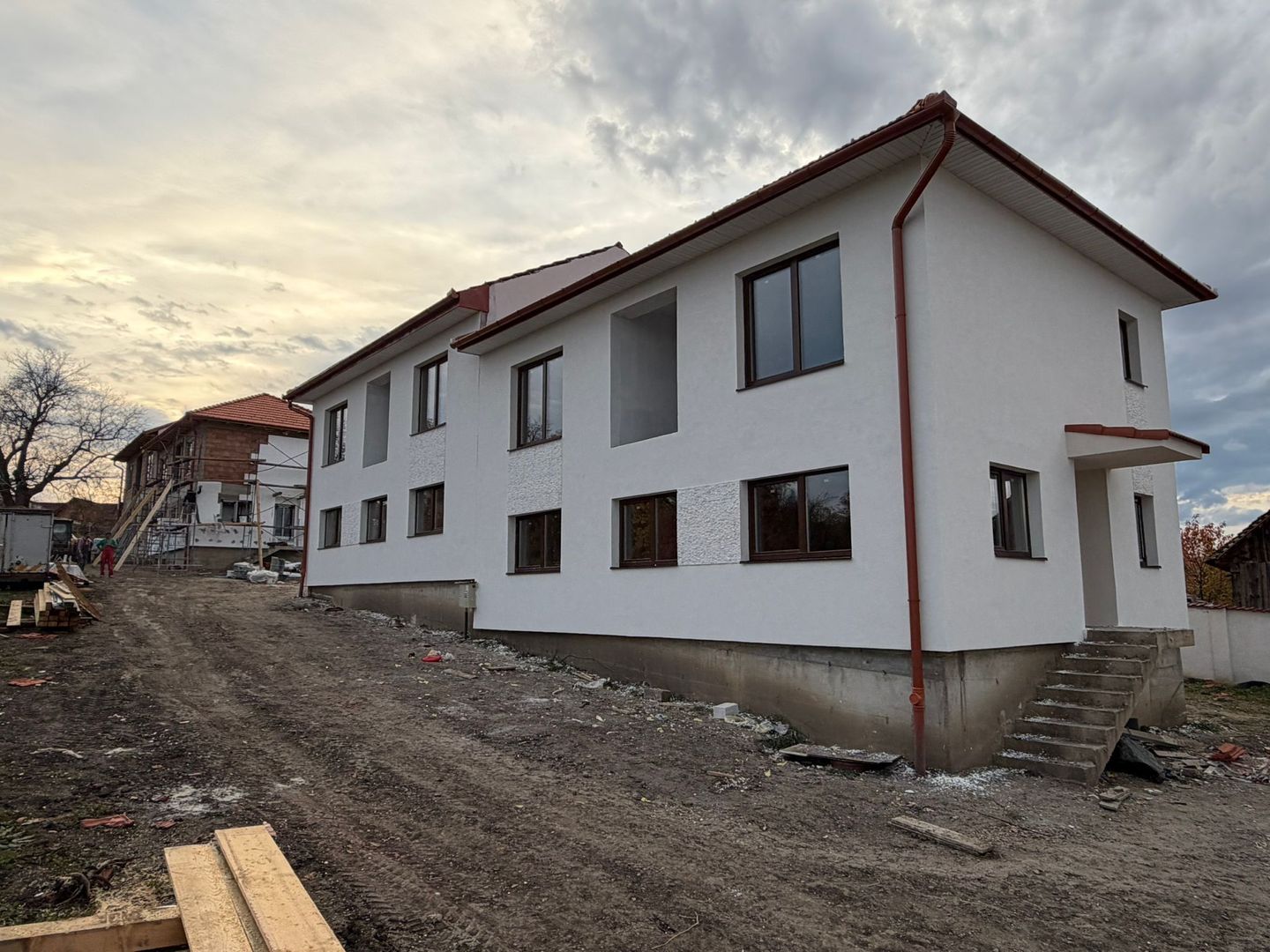 Casa MODERNA cu 300 mp in Sura Mica - Poză 3