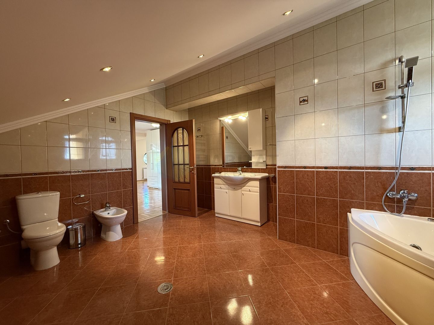 Vila 9 camere cu piscina si teren de 1.000 mp - Poză 34