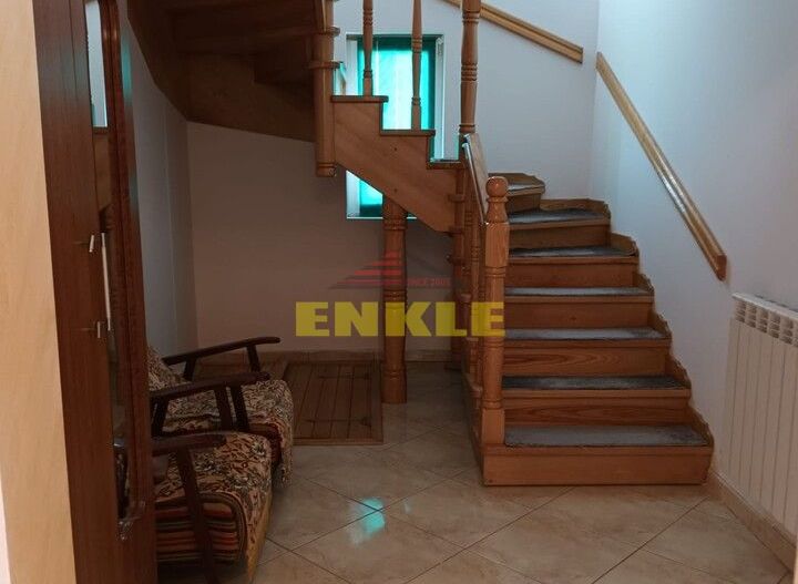 Vila 240 mp , situata la Ciusmea, pret 190000 euro neg - Poză 2