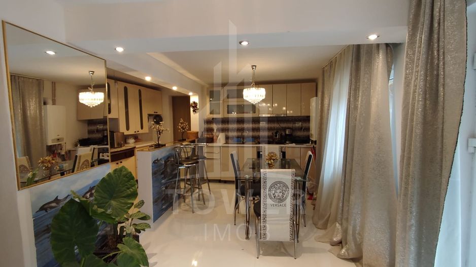 Casa de vanzare cu spatiu comercial la parter - Poză 2