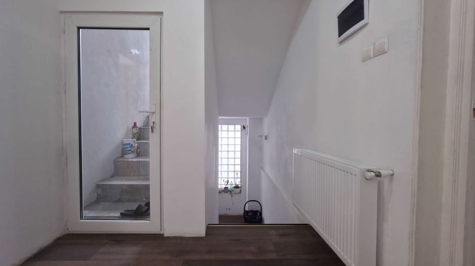 Casă spațioasă de vânzare – Strada Republicii nr. 105, Dragomirești - Poză 14