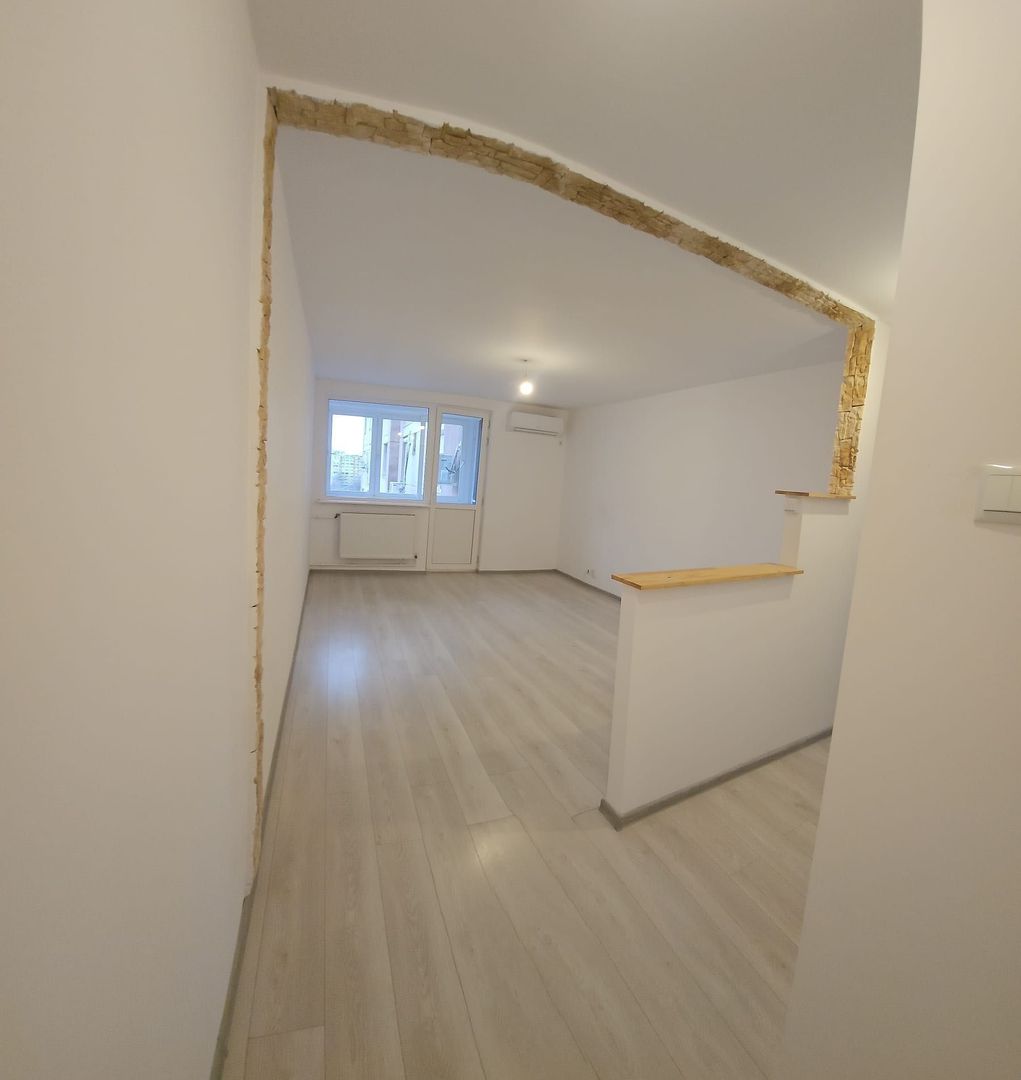 Apartament 2 camere, renovat , decomandat , metrou - Poză 1