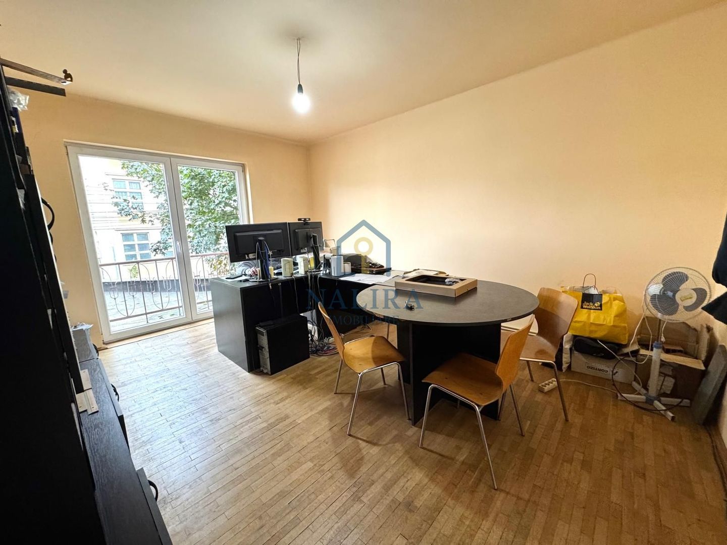 Vanzare apartament - Piata Revolutiei - etaj 1 cu 2 camere - Poză 2