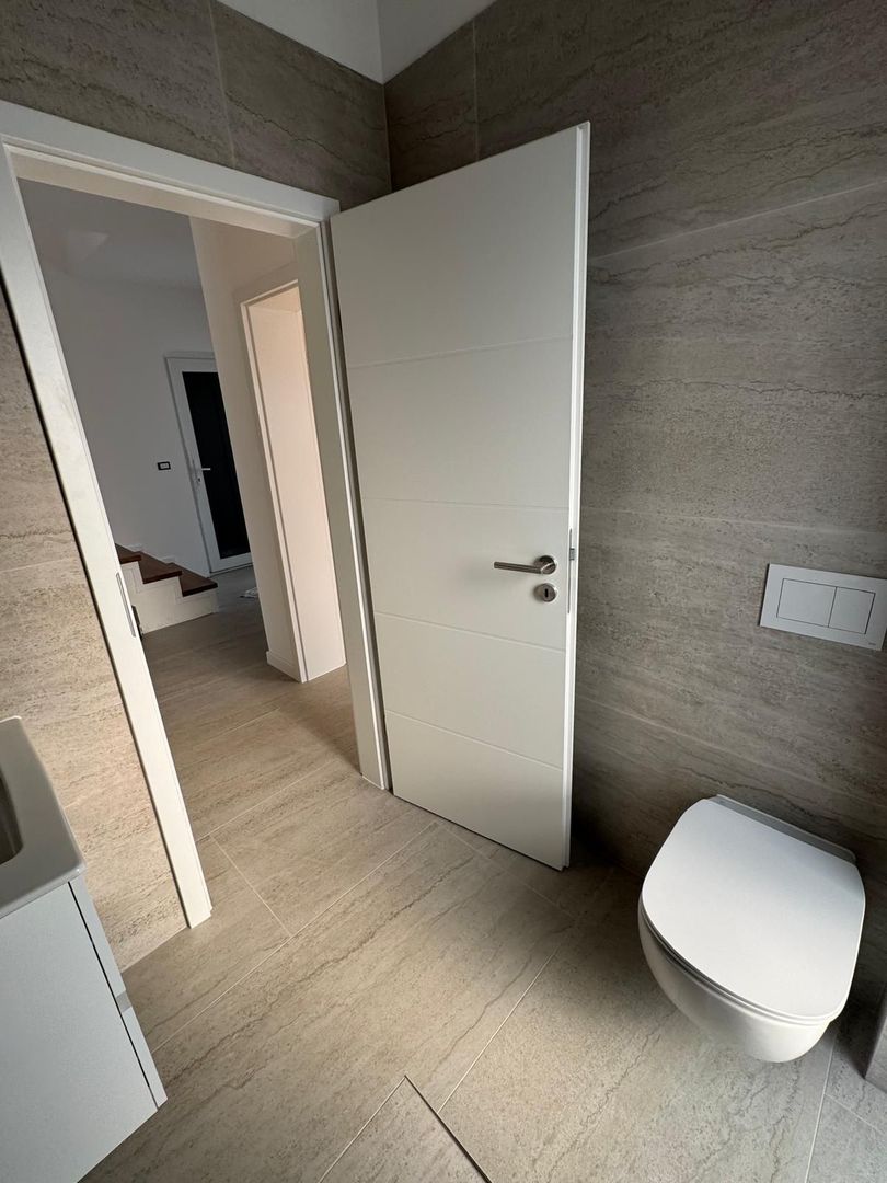 Duplex despărțit prin perete dublu/ Garaj - Poză 11