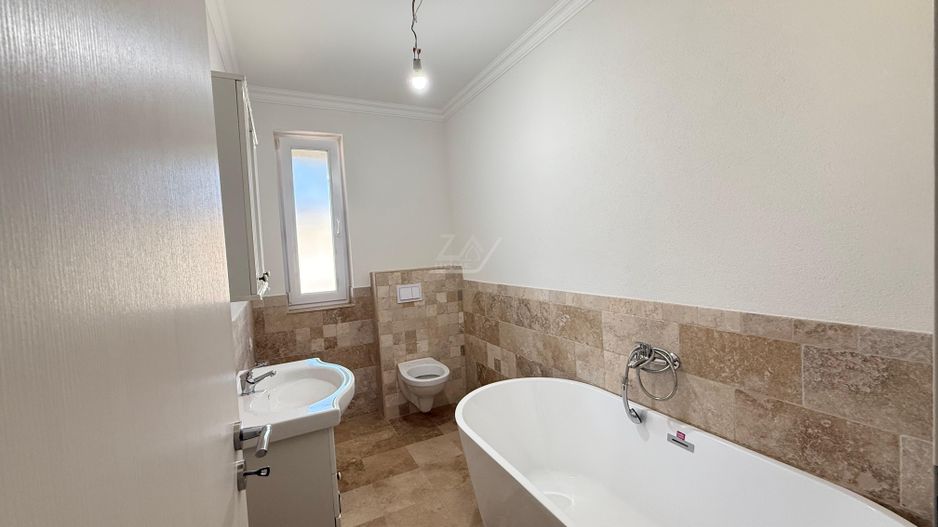 Locatie excelenta. Spatios 60 mp. Dressing. Asfalt. Loc de parcare. - Poză 4
