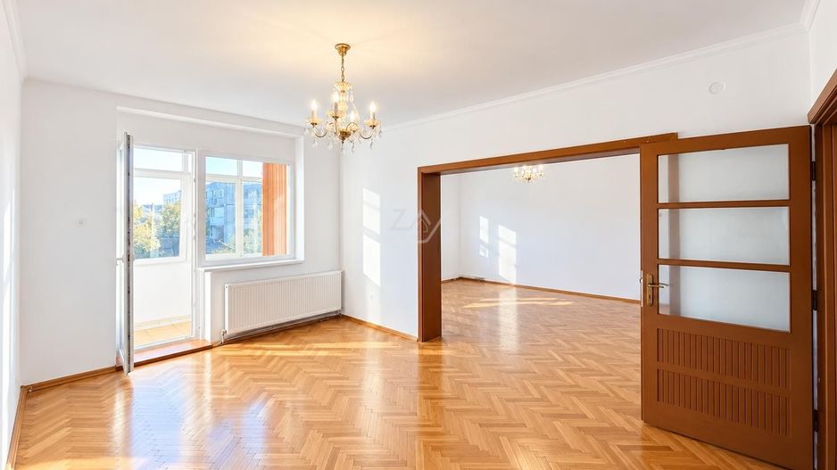 Bloc tip asociatie - zona Kiriac. 4 camere, 3 balcoane. Garaj si boxa. - Poză 4