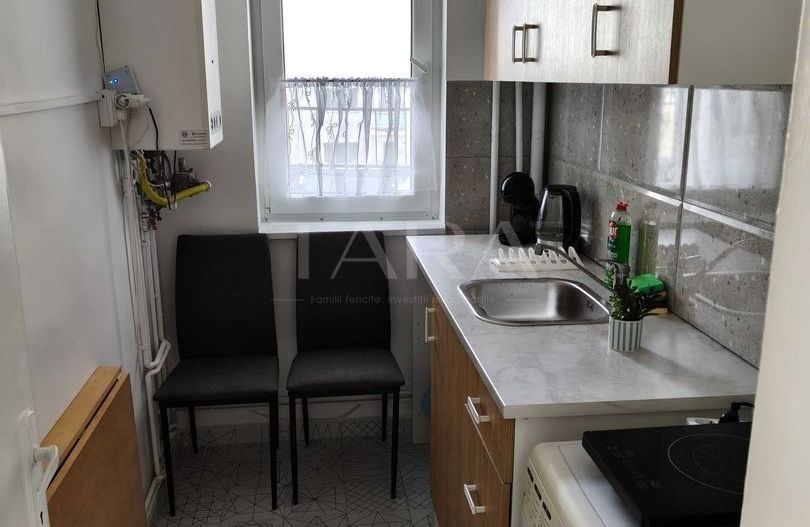 Apartament 2 camere decomandat, renovat complet, mobilat, sud-vest. - Poză 1