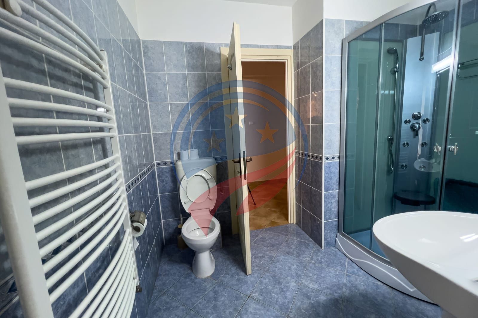 Vila superba cu cinci camere zona centrala - Poză 27