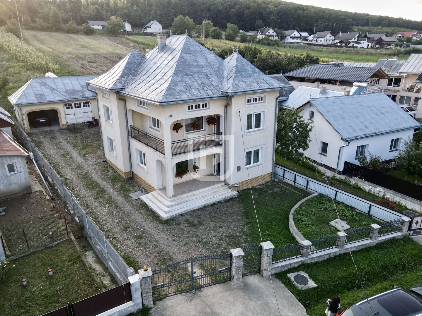 Casă 5 camere, 2.800 mp teren, Dărmănești – 13 km Suceava - Poză 2