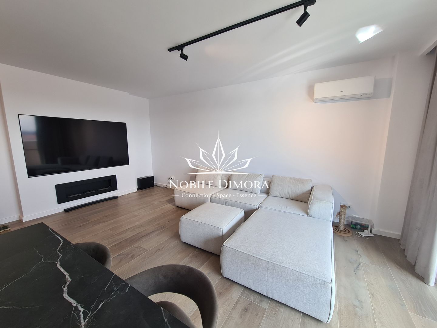 Iris Armoniei - Apartament cu 2 camere la ultimul nivel cu parcare privata - Poză 1