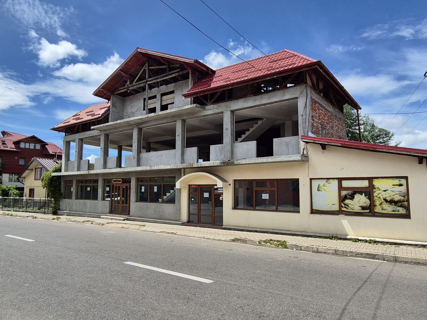 Spatiu comercial+Locuinta 664 mp construiti+anexa 16 mp si teren 845mp - Poză 1