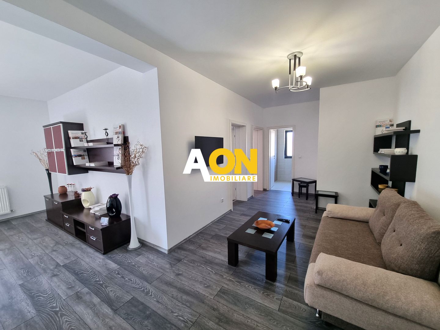 Apartament cu 3 Camere, Etaj Intermediar, Bloc Nou, Centru - Poză 1