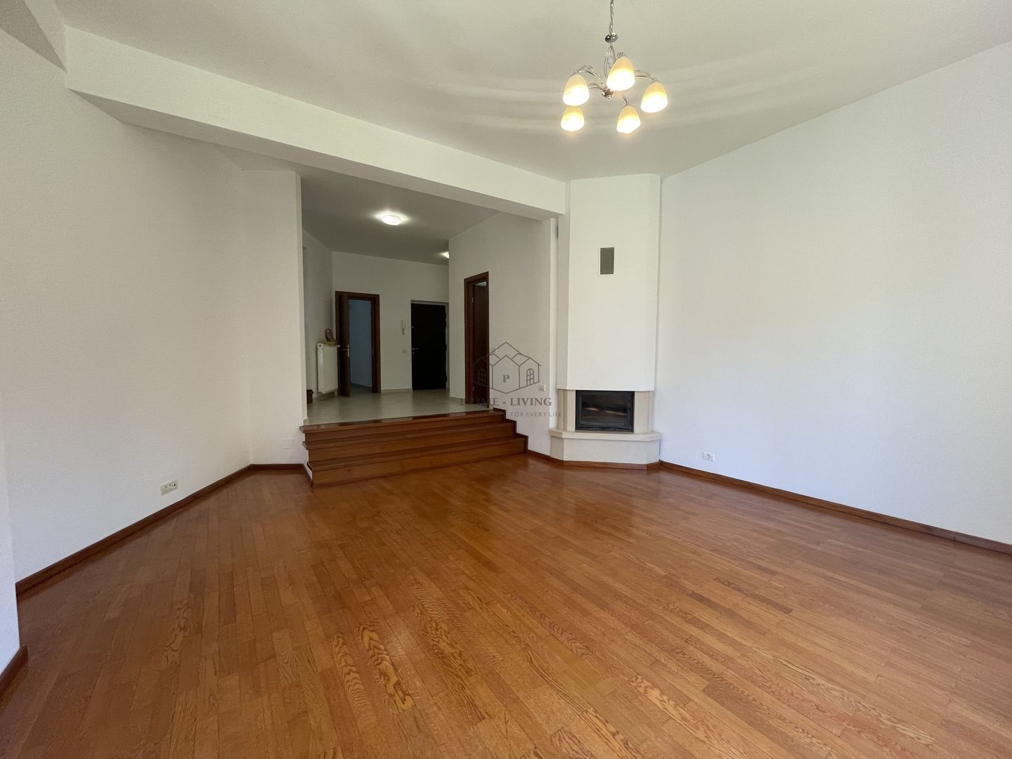 VILA CU 5 DORMITOARE IN COMPLEX REZIDENTIAL - Poză 1