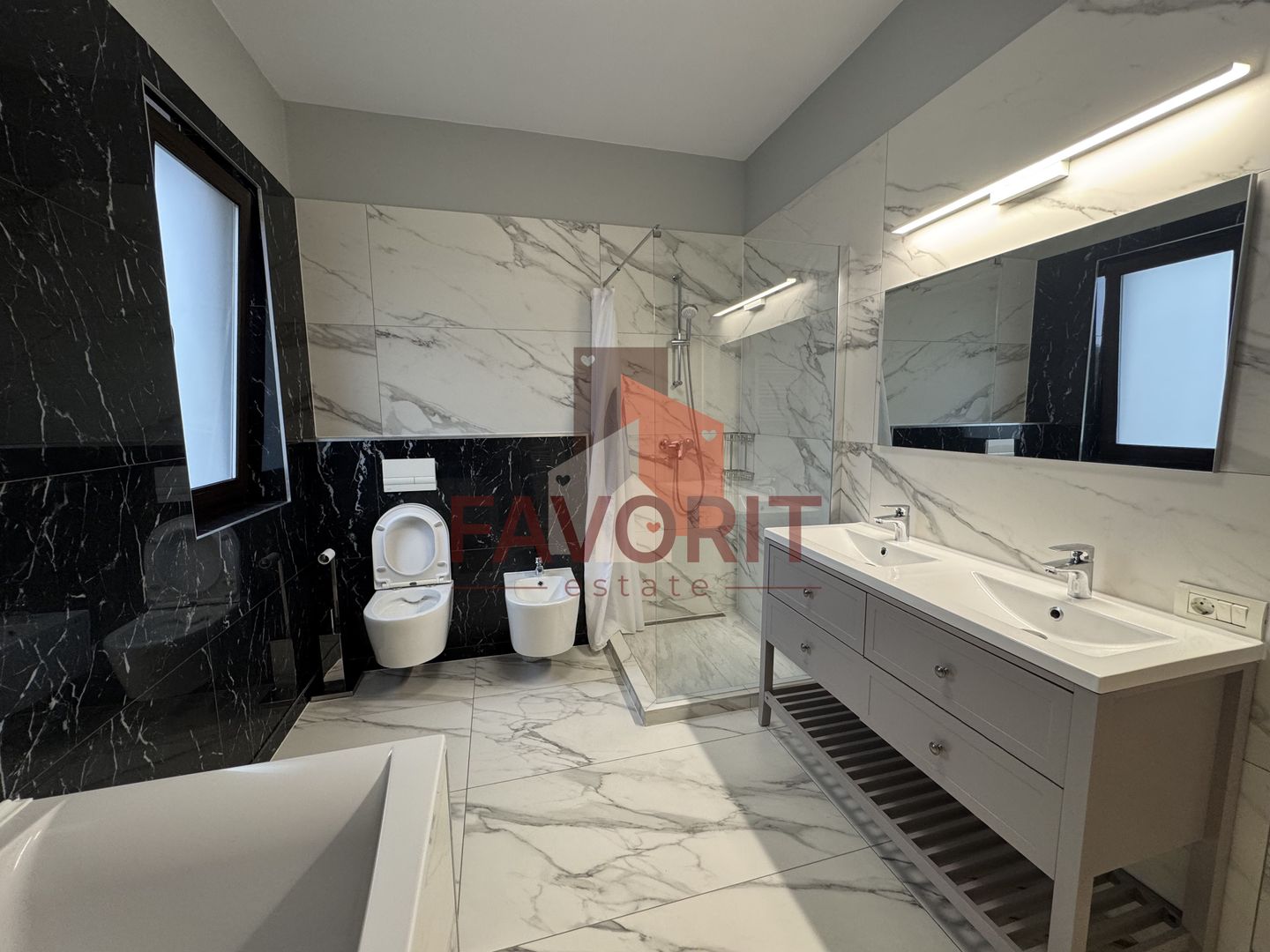 Duplex despartit prin garaj. Zona centrala - langa padure. Mobilat si utilat - Poză 12