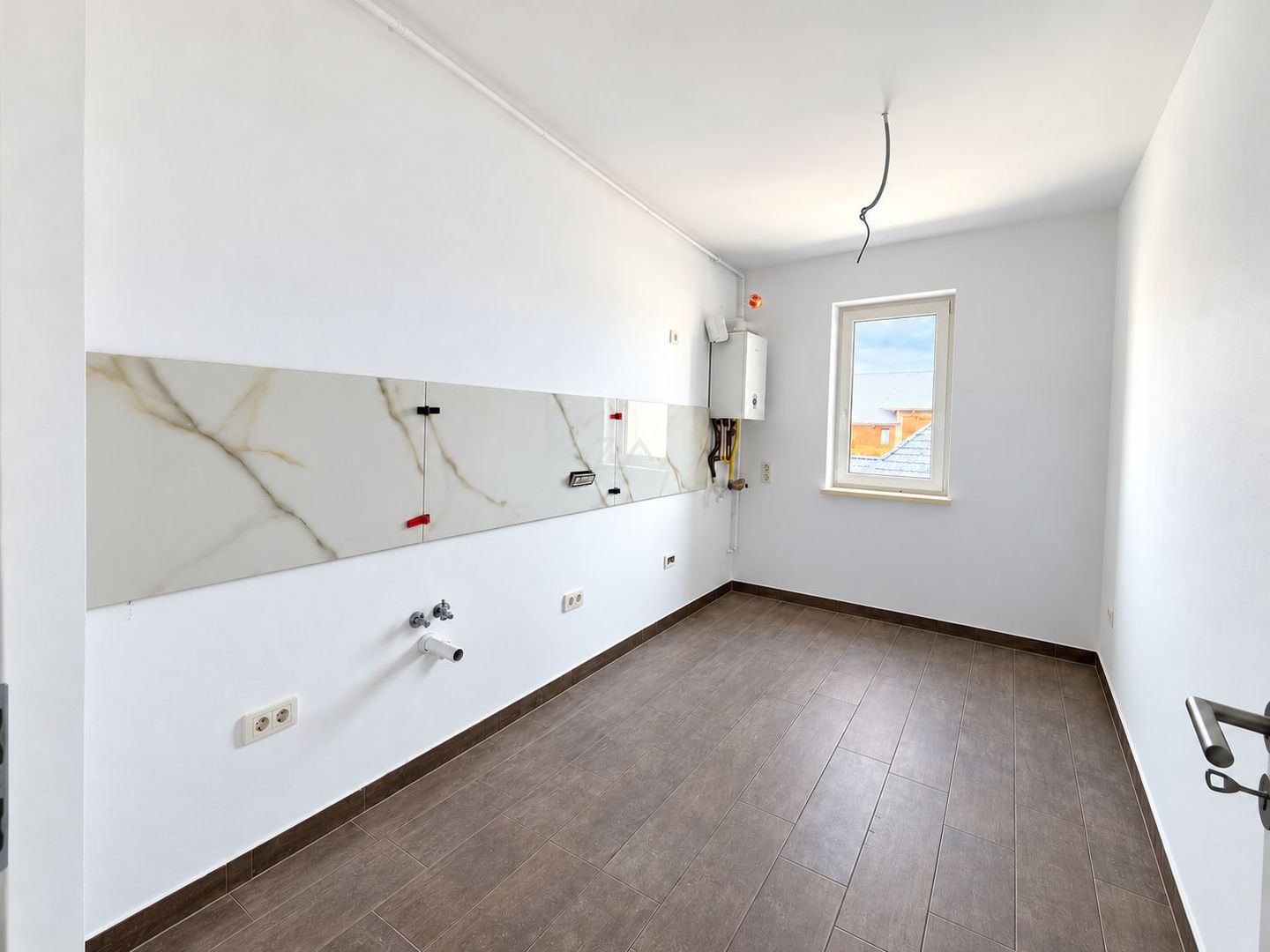 Apartament nou cu bucatarie inchisa. Clima. Langa magazin si transport in comun. - Poză 4