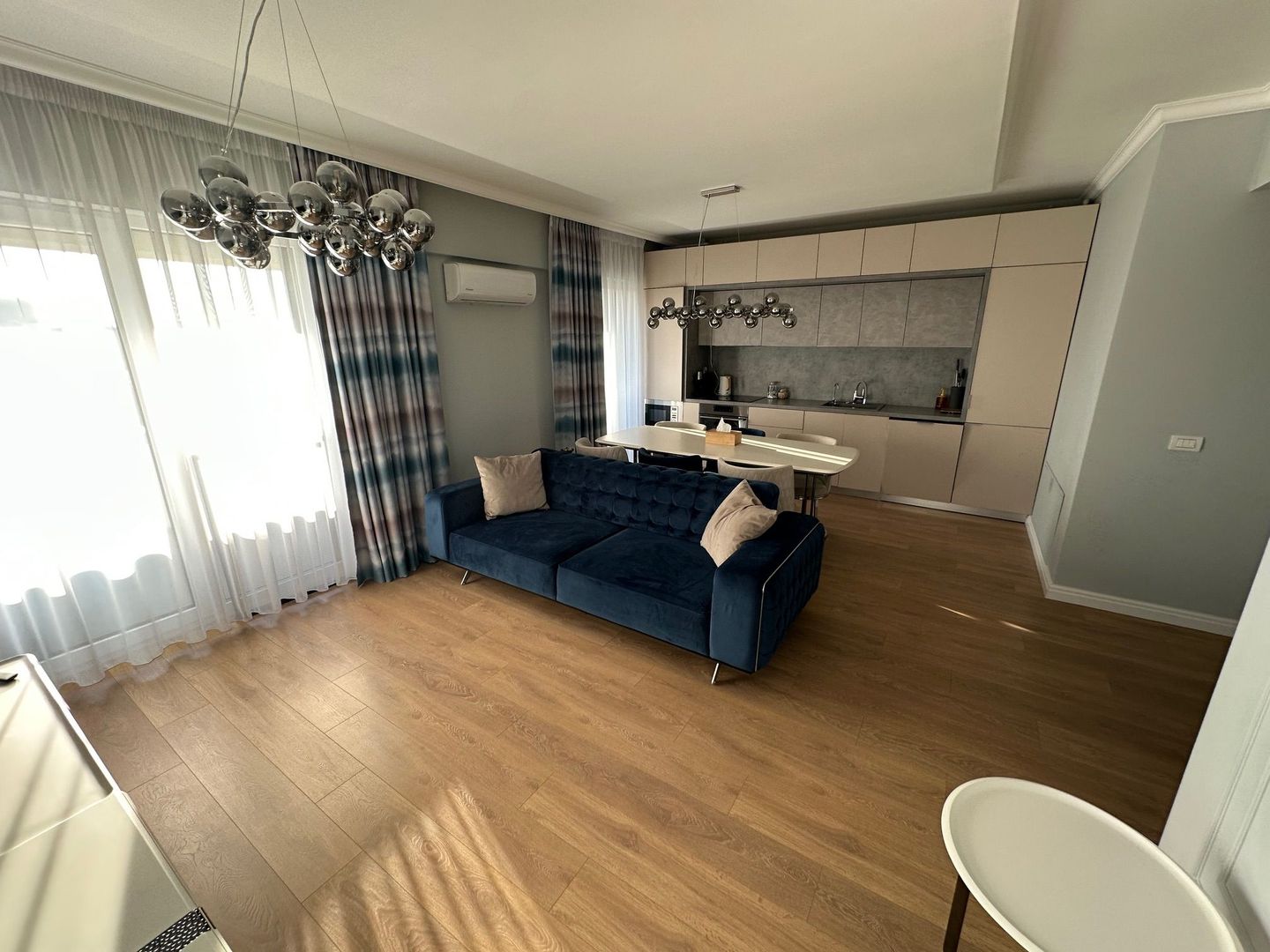 Apartament cu 3 camere - Poză 1