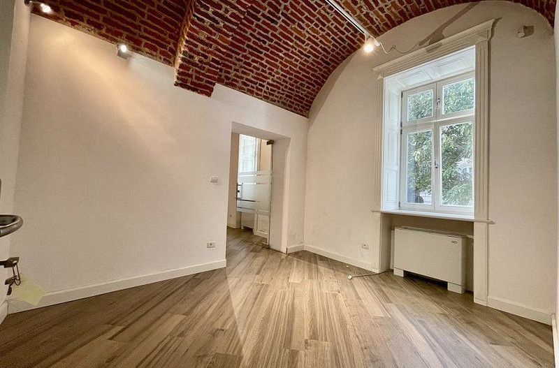 Spatiu birou in cladire istorica restaurata - Poză 9