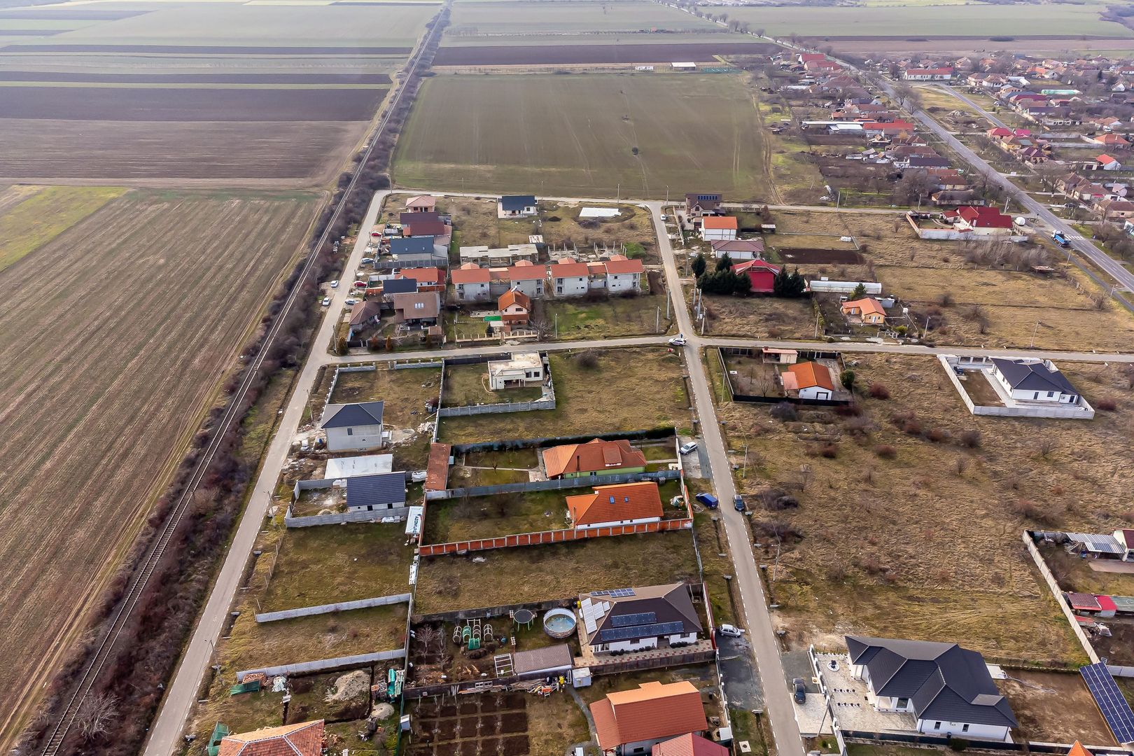 Teren generos, situat pe colt in cartierul nou din Calugareni - Poză 3