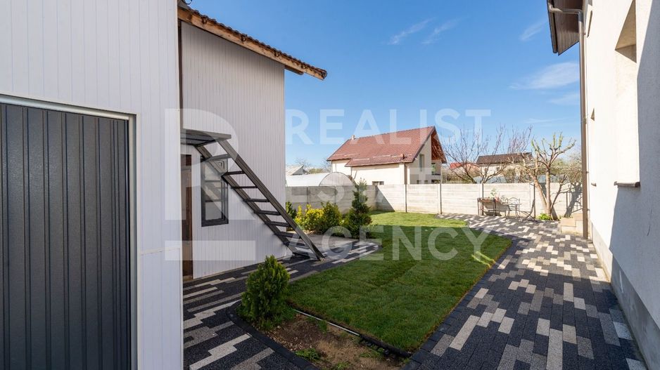Vila in Tunari cu garaj si spatii de depozitare - Poză 22